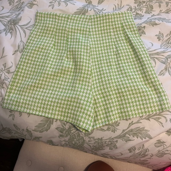 Zara green tweed shorts with gold buckle Size M Nee with Tag - Picture 2 of 3